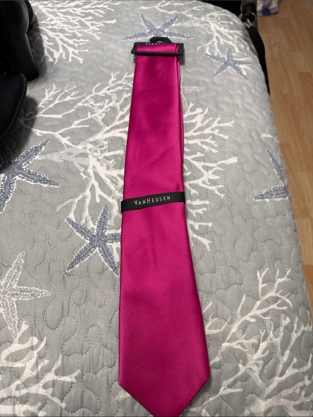 Van Heusen Men's Bright Fuchsia Satin Tie